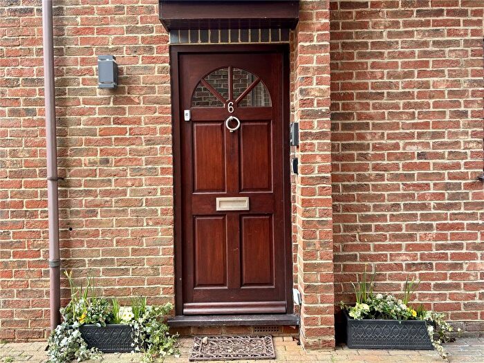 2 Bedroom Parking For Sale In High Street, Stockbridge, Hampshire, SO20