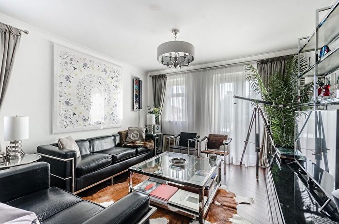 2 Bedroom Flat For Sale In Glebe Avenue, Ickenham, UB10