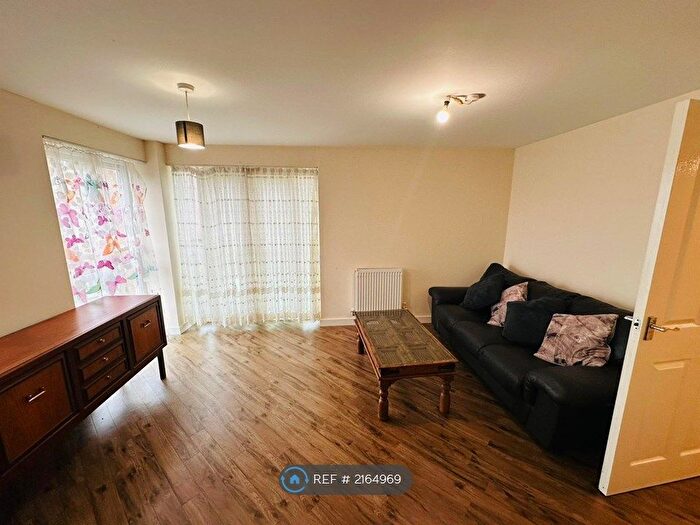 2 Bedroom Flat To Rent In Pavilion Close, Leicester, LE2