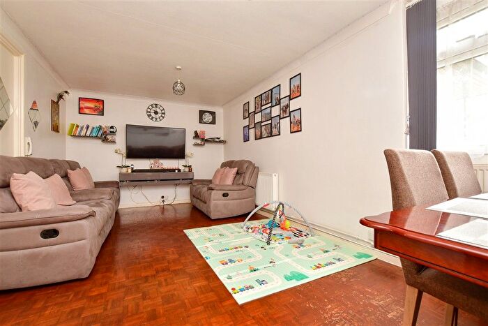 2 Bedroom Flat For Sale In Woodcote Road, Wallington, Surrey, SM6