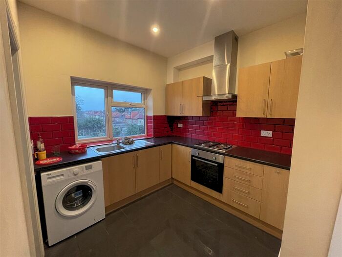 1 Bedroom Flat To Rent In Noble Corner, Great West Road, Hounslow, TW5