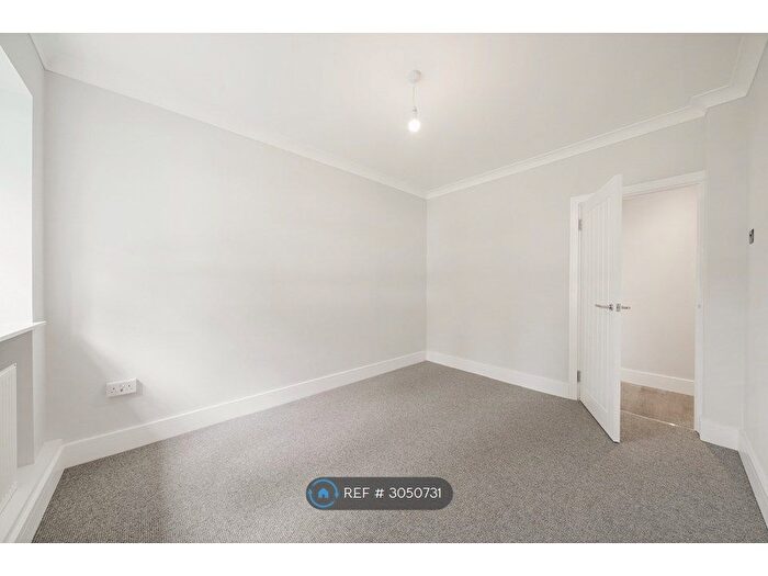 3 Bedroom Flat To Rent In Grierson House, London, SW16
