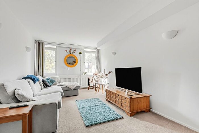 3 Bedroom Flat For Sale In Crowline Walk, Islington, N1