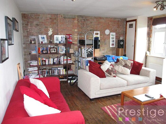 1 Bedroom Apartment To Rent In Century Apartments - Manor Road, London, N16