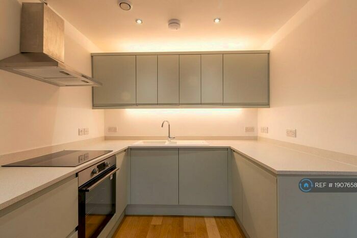 2 Bedroom Flat To Rent In Forrester House, St. Albans, AL1