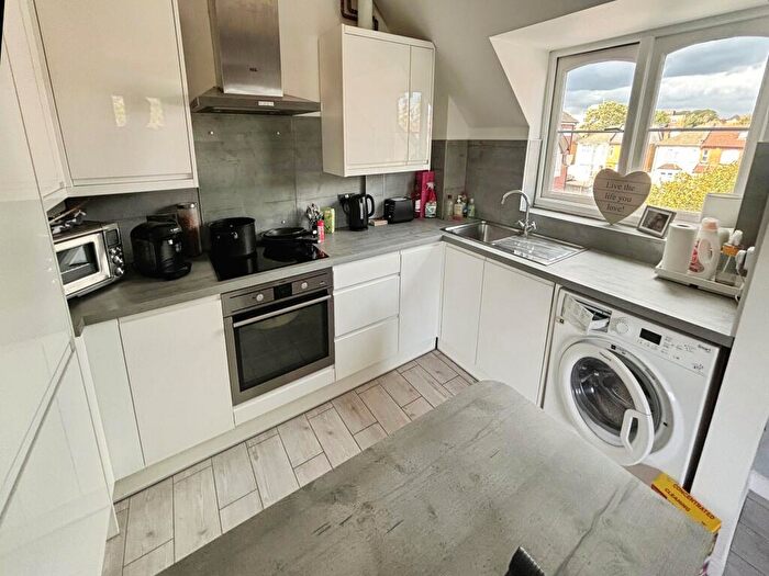 2 Bedroom Flat To Rent In Cranmer Court, St Lawrence Road, Upminster, RM14