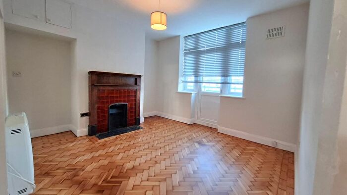 2 Bedroom Flat To Rent In Angel Close, Edmonton, N18