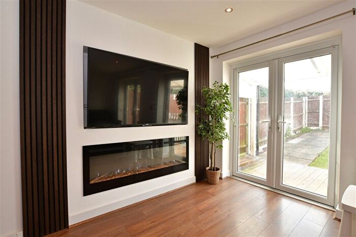 5 Bedroom Semi-detached House For Sale In Market Avenue, Wickford, Essex, SS12
