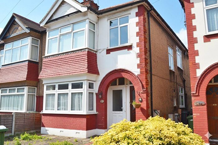2 Bedroom Flat To Rent In Tenby Close, Romford, RM6