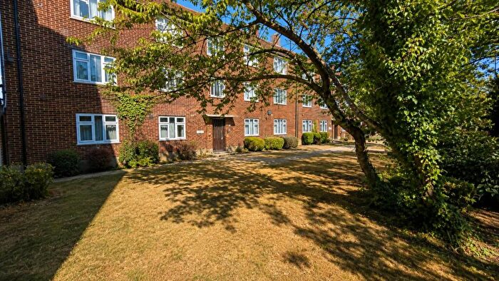 1 Bedroom Apartment For Sale In Claybury Broadway, Ilford, IG5