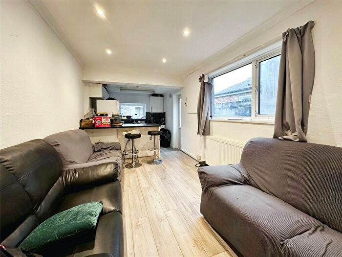 5 Bedroom House To Rent In Milton Road, Southampton, Hampshire, SO15