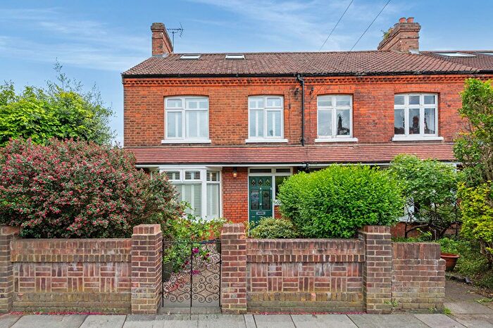 3 Bedroom Property For Sale In Clifden Road, Brentford, TW8