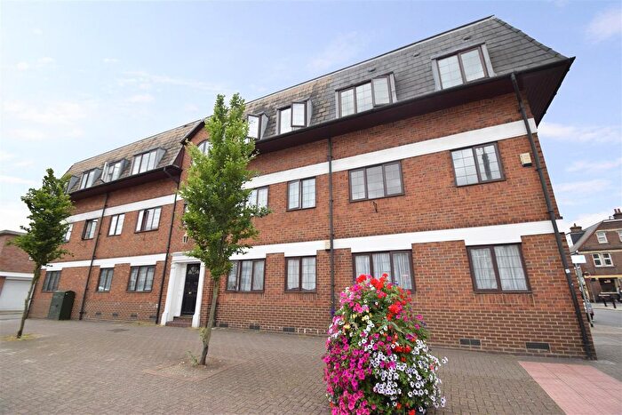 1 Bedroom Flat For Sale In Roof Gardens, Central Watford, WD18