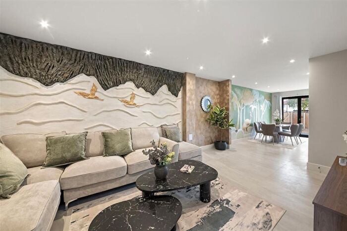 3 Bedroom End Of Terrace House For Sale In Field Road, Feltham, TW14