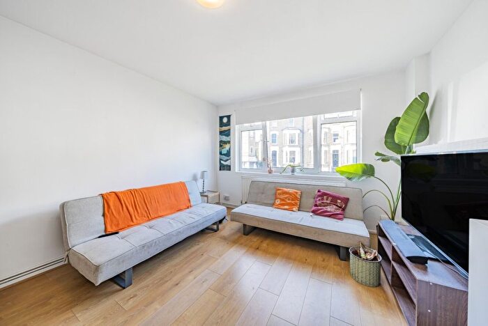 3 Bedroom Flat To Rent In Stockwell Road, London, SW9