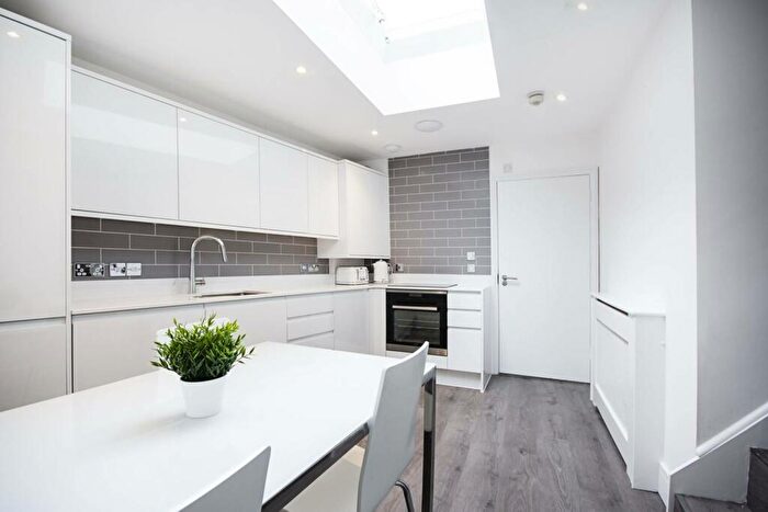 1 Bedroom Flat To Rent In Navarino Road, Hackney, London, E8
