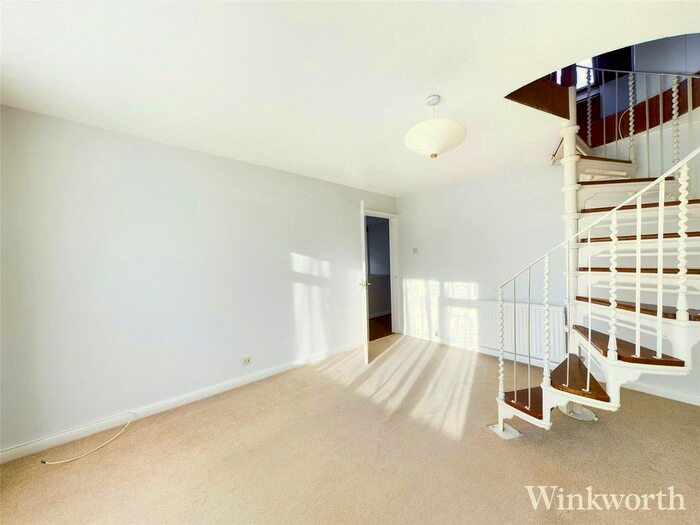 2 Bedroom Maisonette To Rent In Grange Road, London, Uk, W5