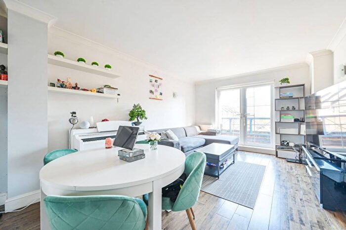 2 Bedroom Flat To Rent In Charnwood Gardens, Docklands, London, E14