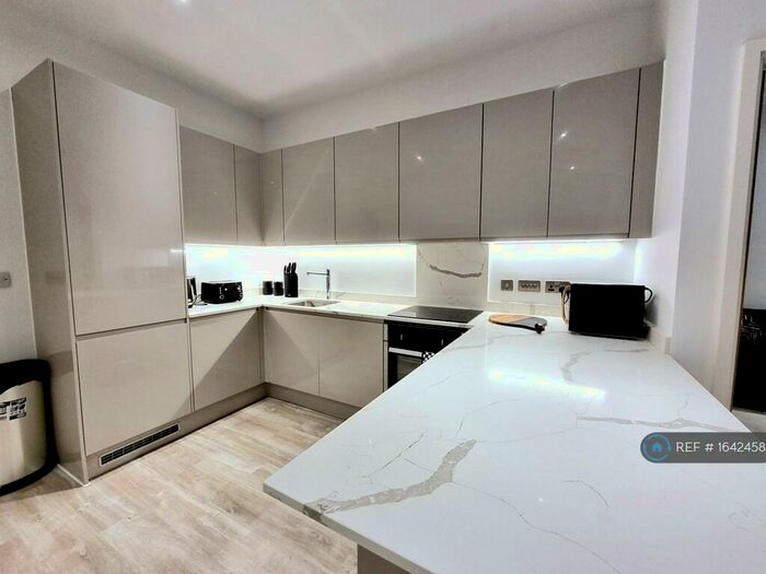 2 Bedroom Flat To Rent In Queen Way, Salford, M3