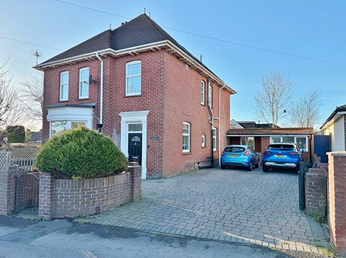 4 Bedroom Detached House For Sale In Station Road, Portchester, PO16