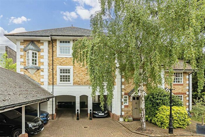 2 Bedroom Flat To Rent In White Heron Mews, Teddington, TW11