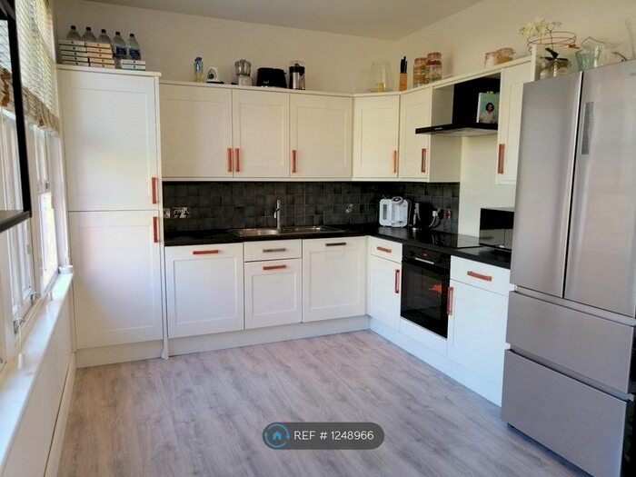 2 Bedroom Flat To Rent In The Avenue, London, W4