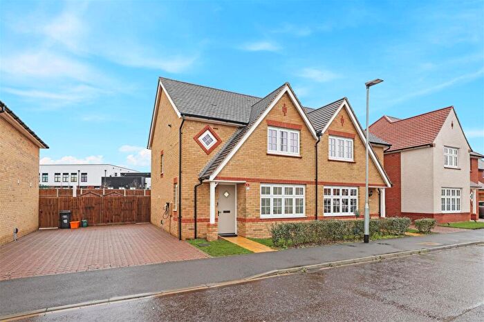 3 Bedroom Semi Detached House For Sale In Swan Grove, Basildon, SS16