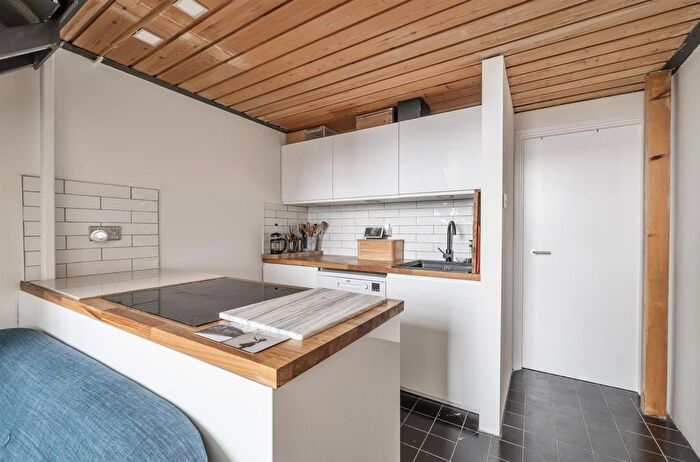 1 Bedroom Flat To Rent In Manhattan Building, Mile End, E3