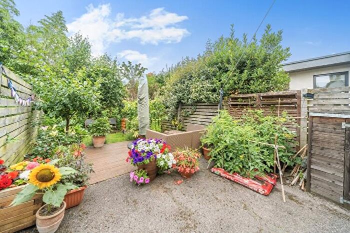 2 Bedroom Flat To Rent In Devereux Road London, SW11