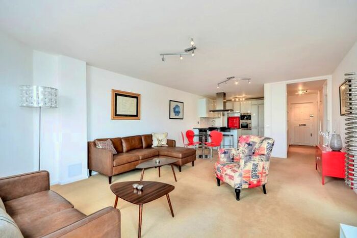 1 Bedroom Flat To Rent In Riverside Court, Vauxhall, London, SW8