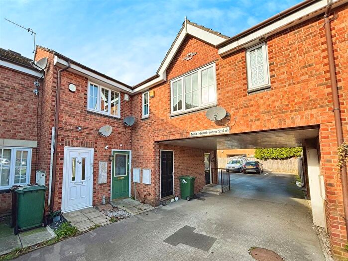 2 Bedroom Flat For Sale In Lime Vale Way, Bradford, BD6