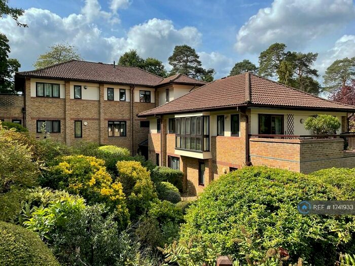 3 Bedroom Flat To Rent In The Gables, Oxshott, KT22