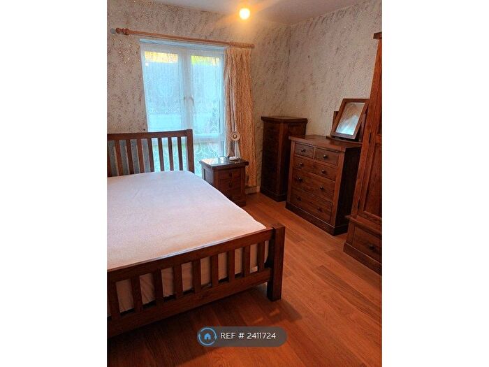 3 Bedroom Flat To Rent In Tudor Way, Leeds, LS11