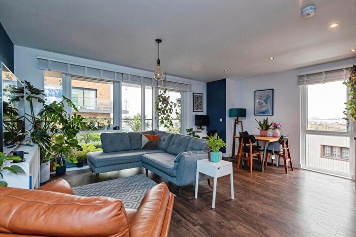 2 Bedroom Apartment For Sale In Hoffmans Road, London, E17