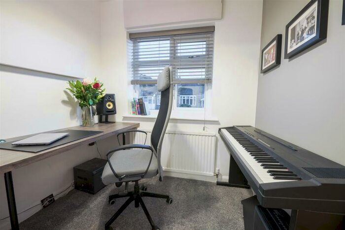 4 Bedroom Semi-Detached House To Rent In Woodhill Rise, Leeds, LS16