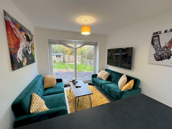 5 Bedroom Semi-Detached House To Rent In Battery Hill, Winchester, SO22