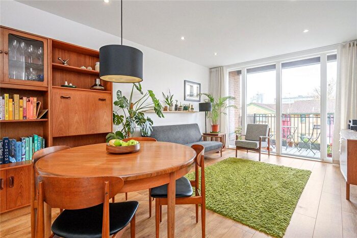 2 Bedroom Flat For Sale In Samuel Street, London, E8