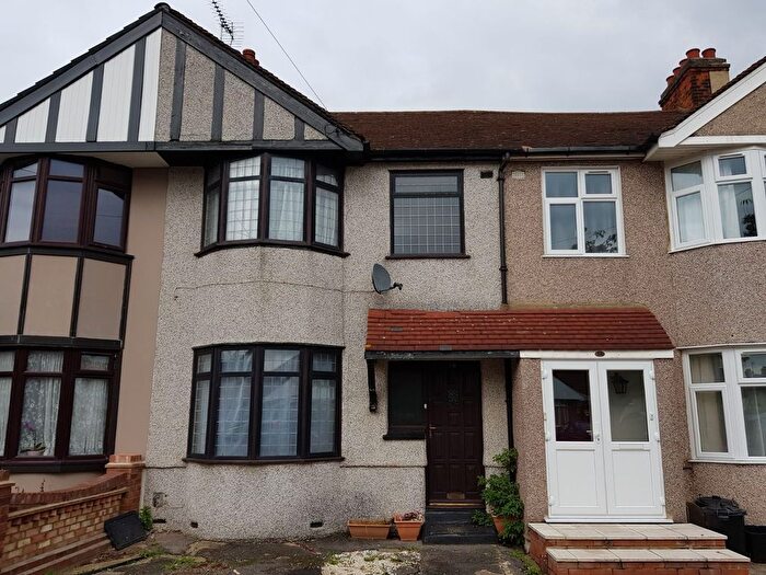 3 Bedroom Semi-Detached House To Rent In Dunspring Lane, Ilford, IG5