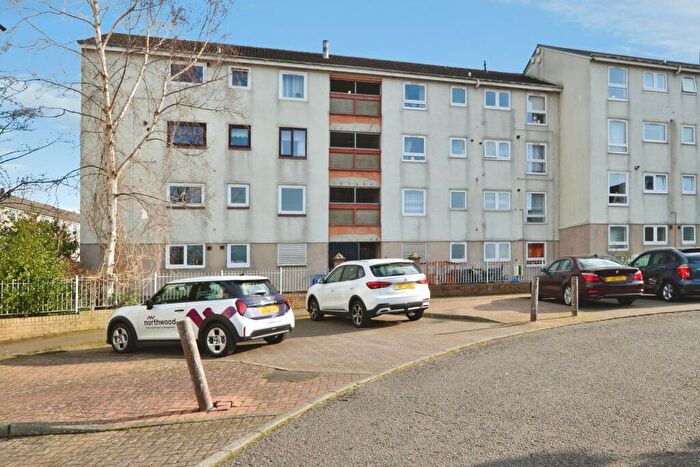 3 Bedroom Flat To Rent In Westburn Grove, Edinburgh, EH14
