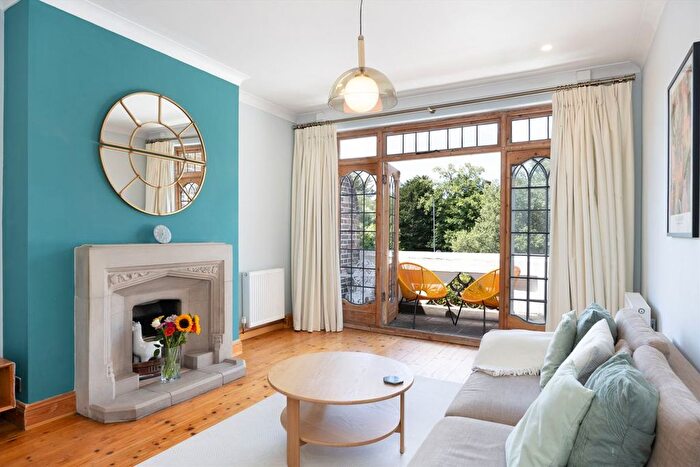3 Bedroom Flat For Sale In Putney Hill, Putney, SW15