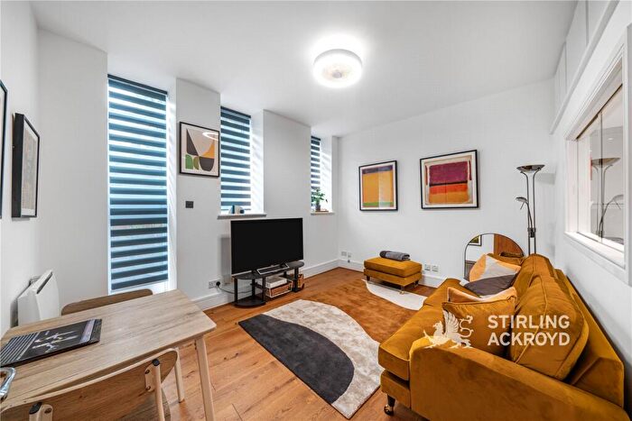 2 Bedroom Apartment To Rent In Rosebery Avenue, London, EC1R