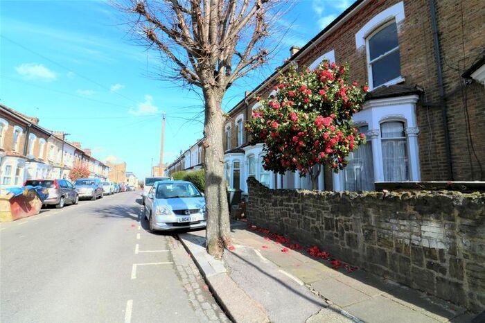 Studio To Rent In Newlyn Road, London, N17