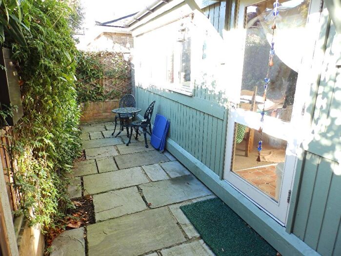Flat To Rent In Worthington Road, Surbiton, KT6