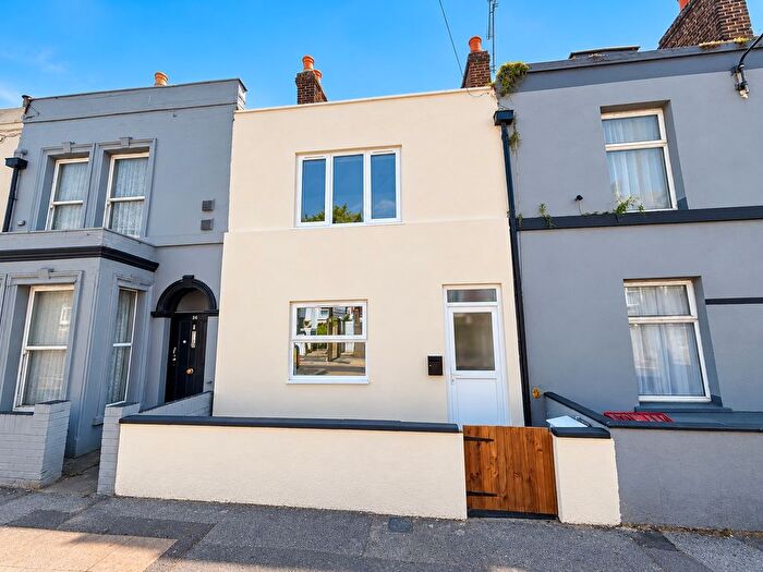 1 Bedroom Flat For Sale In Luton Road, Chatham, ME4