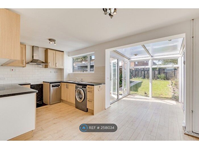 3 Bedroom Semi Detached House To Rent In Kings Down, Hitchin, SG4