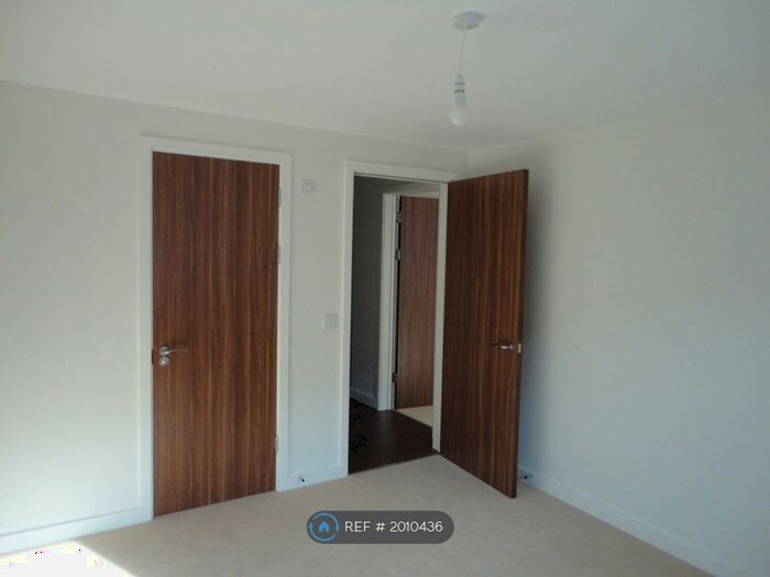 2 Bedroom Flat To Rent In Regency Court, London, SE8