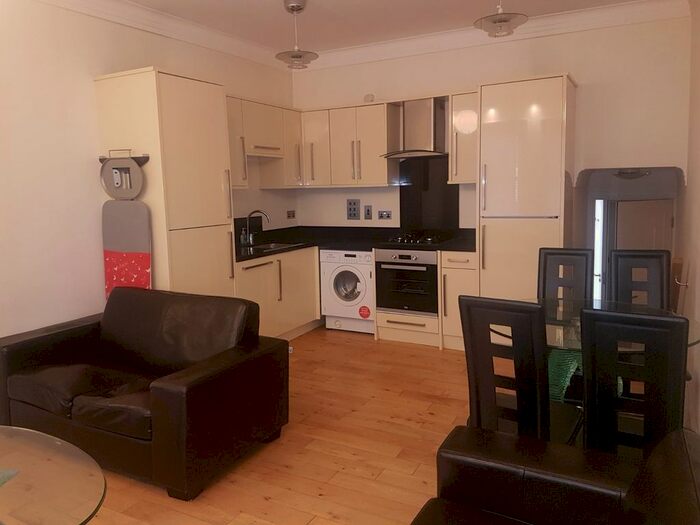 3 Bedroom Flat To Rent In Trinity Road, London, SW17