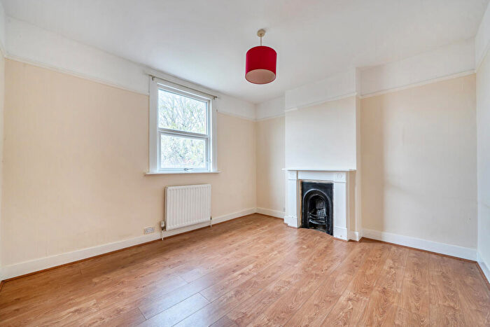 2 Bedroom Apartment For Sale In Essex Grove, London, SE19