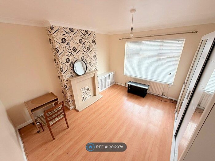 3 Bedroom Flat To Rent In East Road, Romford, RM6