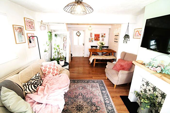 2 Bedroom Cottage To Rent In Victoria Lane, Hayes, UB3